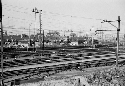 60401 Gezicht op het spoorwegemplacement ter hoogte van de 1e Daalsedijk / Boorstraat te Utrecht met op de achtergrond ...